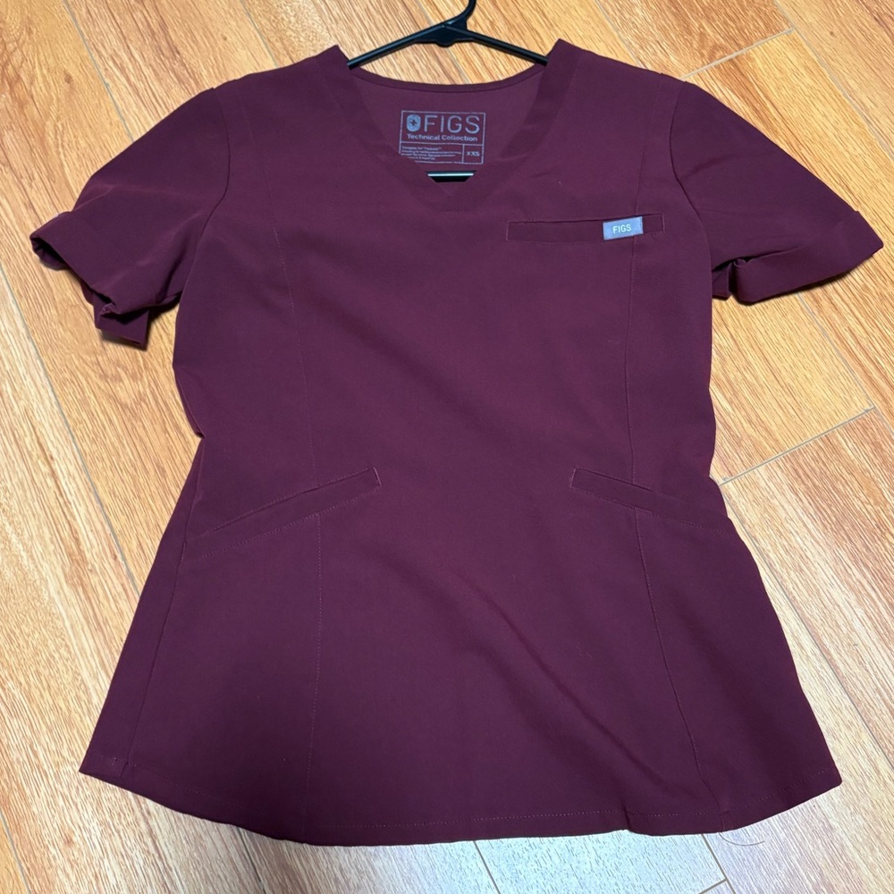 FIGS burgendy scrub top slim catarina XXS